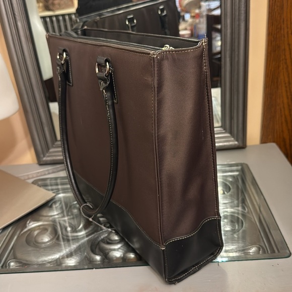 Targus Radiance Notebook Tote Brown and Black Bag - Picture 11 of 11